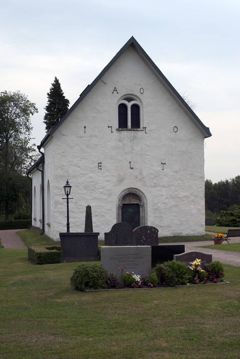 Linderöds kyrka och kyrkogård. 2010-08-10.