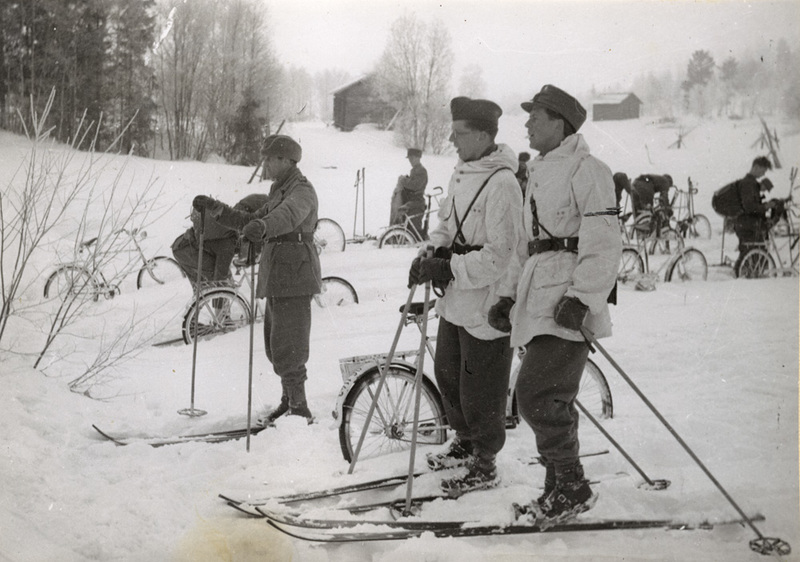 Vinterövning. Militärer på skidor (i vita jacko...