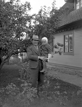 Otto Johnsson och sonen Ingmar, Vånga.