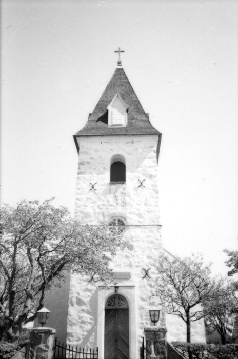 Vikens kyrka från 1825. Efter tjärning av tornt...