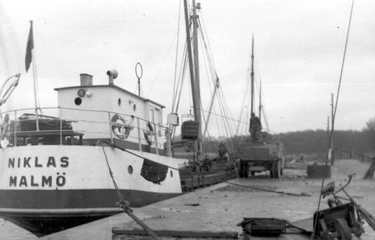 Betlossning i Kiviks Hamn 1949.