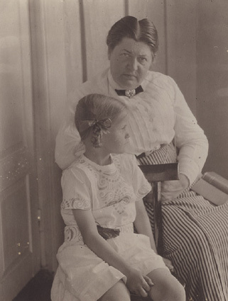 Agnes och Ingegerd Skelderviken 1915.