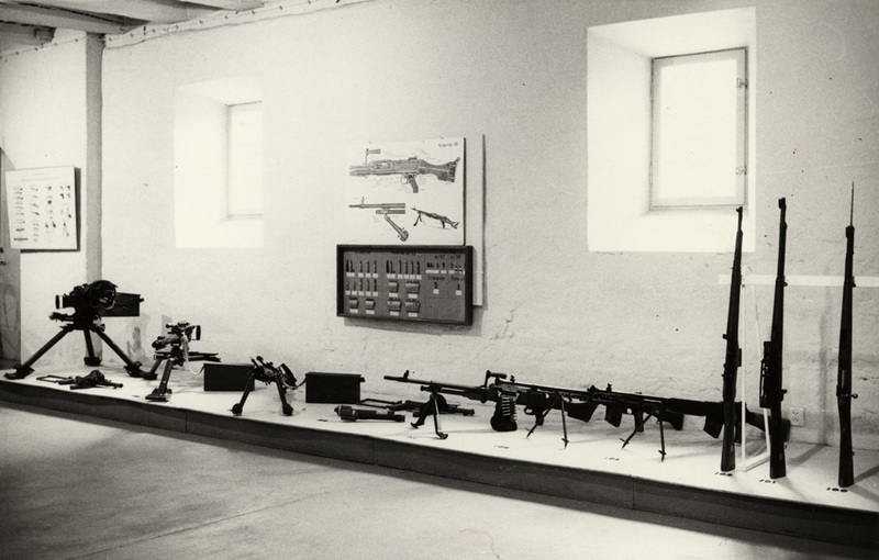 Utställning med skjutvapen, bl. a. kulsprutor, ...