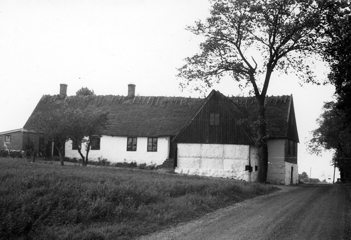 Östra Värlinge 8. Rest av 1700-tals gård. Ägare...