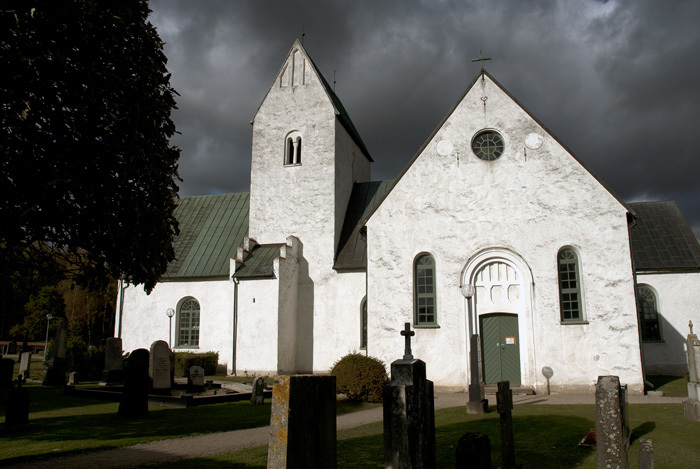 Köpinge kyrka med kyrkogård i Gärds Köpinge. 20...