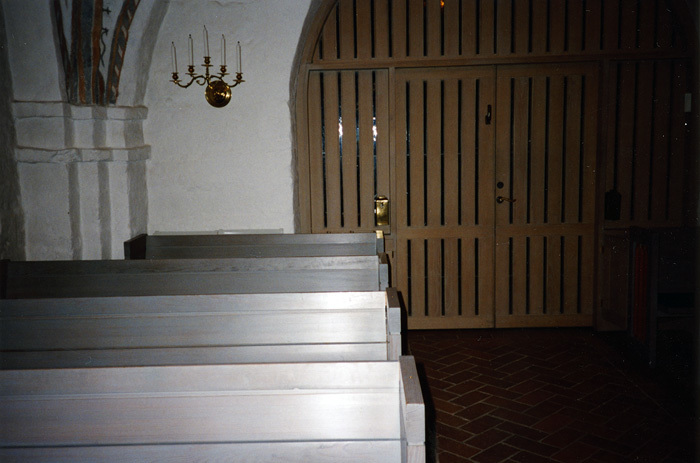 Detalj av kyrkbänkar i Bjuvs kyrka.