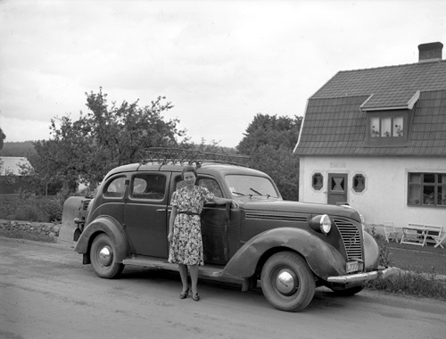 Fru Ester Andersson o bilen Arkelstorp.