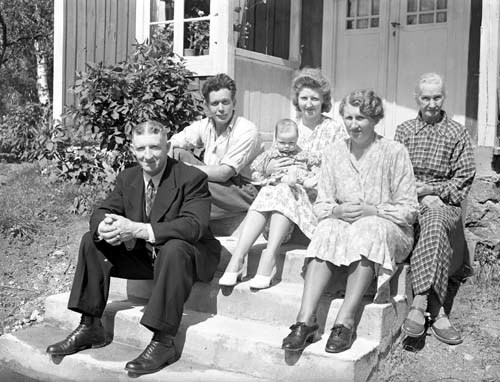 Gösta Thomasson familj o svärföräldar på trappa...