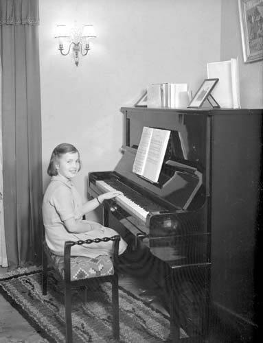Ann-Marie Nilsson v. piano Vånga Mölla.