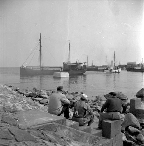 Båt  på  grund  i  hamnen  7/9  1955