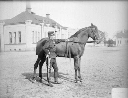 Kapten Dyrsen med hästen Ellen.