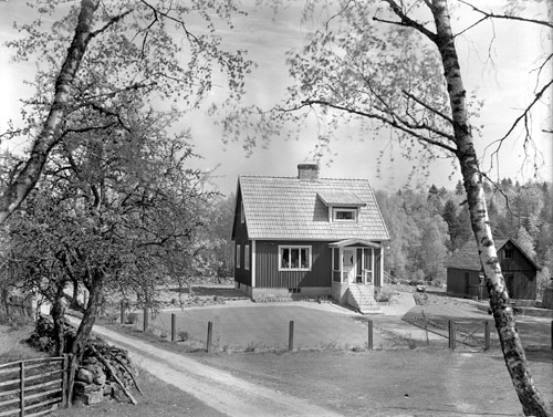 Gunnar Svensson huset längst från Mjönäs.