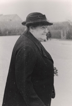 April 1938. Agnes.