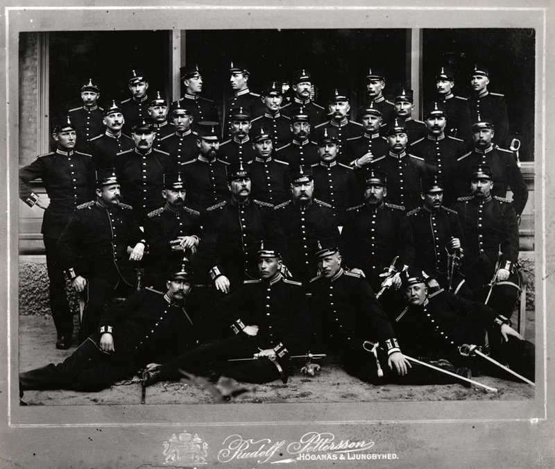 Bilden visar militärer som poserar för fotografen.