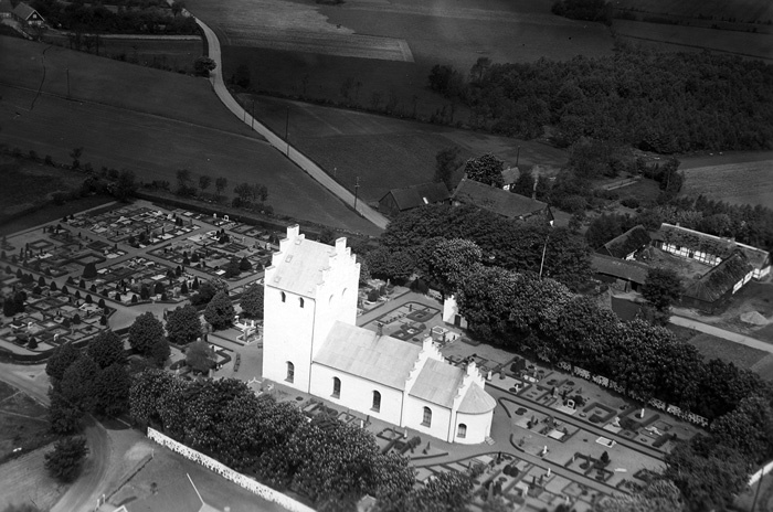 Flygfoto över Jonstorps kyrka.