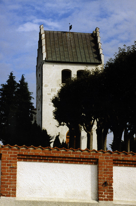 Kyrkoköpinge kyrka och kyrkogårdsmur.