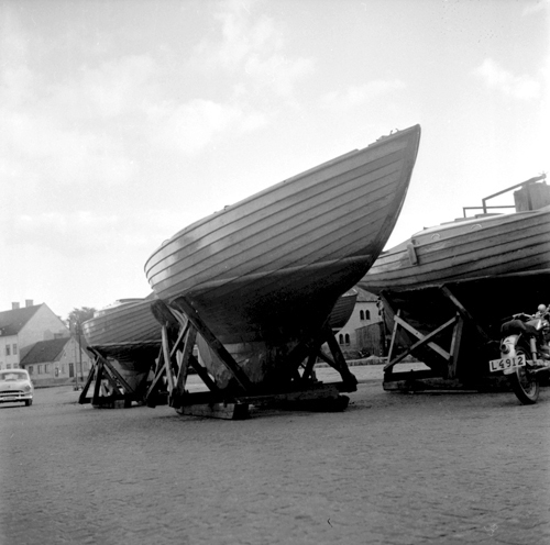 Segelbåtarna  tas  upp  ur  hamnen