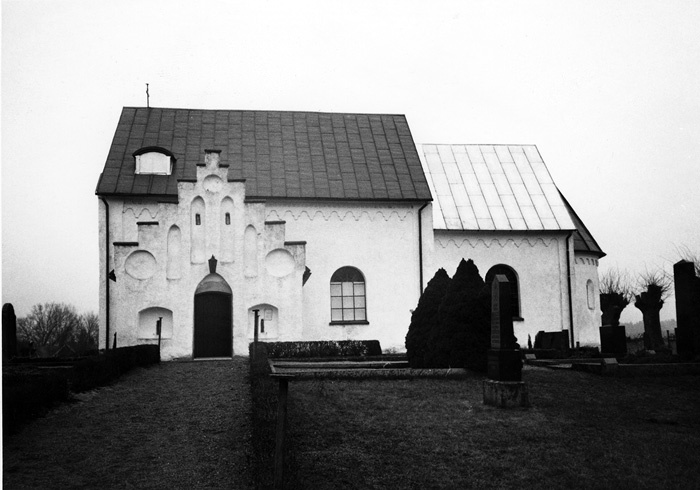 Björka kyrka. Före putsarbetena i maj 1985.