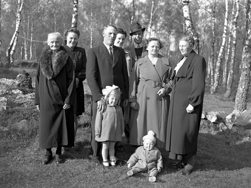 Nils Andersson familj m.fl. ute Mjönäs.