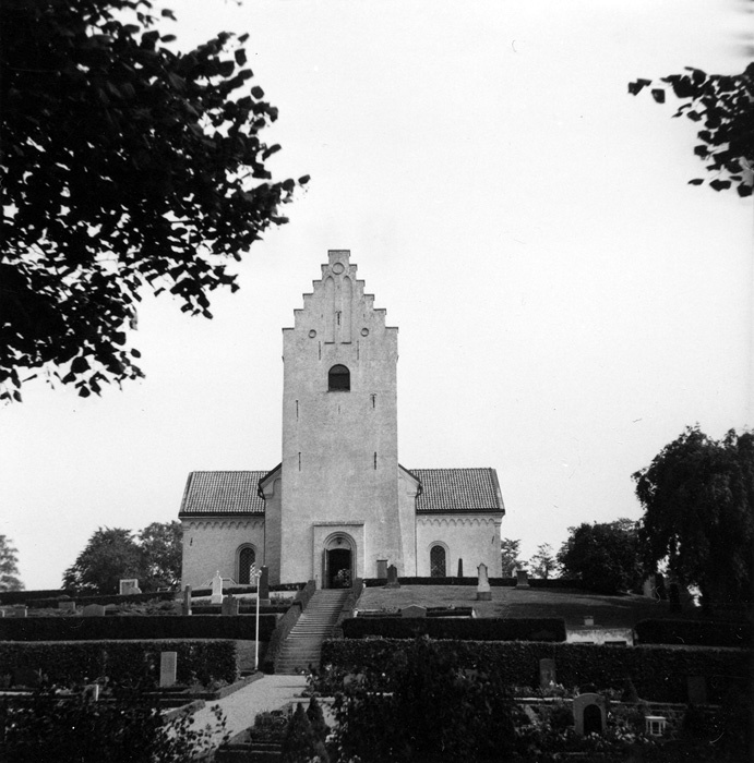 Husie kyrka och kyrkogård.