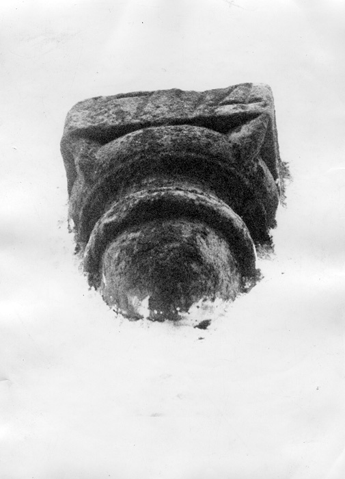 Konga kyrka. Fragment av attisk kolonnettbas se...