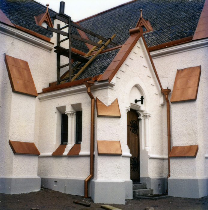 Fosie kyrka under målningsarbeten.