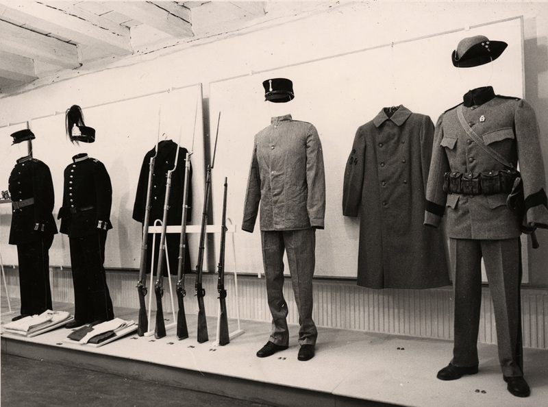 Utställning med militära uniformer och handeldv...