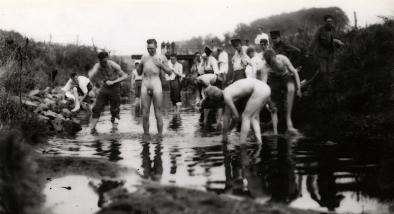 Soldater som tvättar sig i en å.