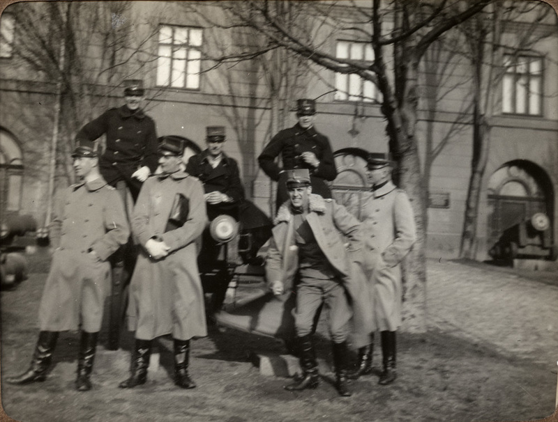 Militärbefäl och soldater på Södra Kasern.