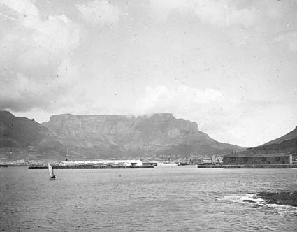 Redden vid Kapstaden med Tafelberget..