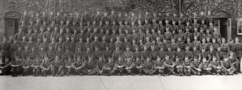 Gruppbild av befäl och soldater vid I 6. 