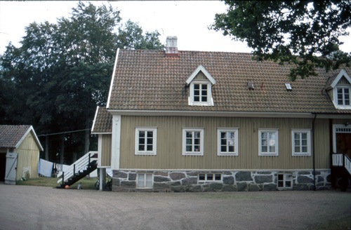 Bostadshus, uppfört 1918. Parti av fasaden mot ...