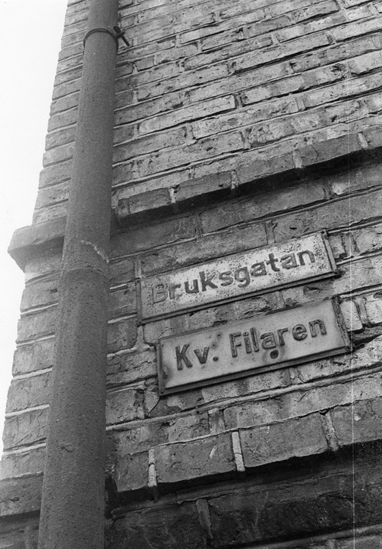 Stadsdelen Långebro. Skyltar med namn på gata o...
