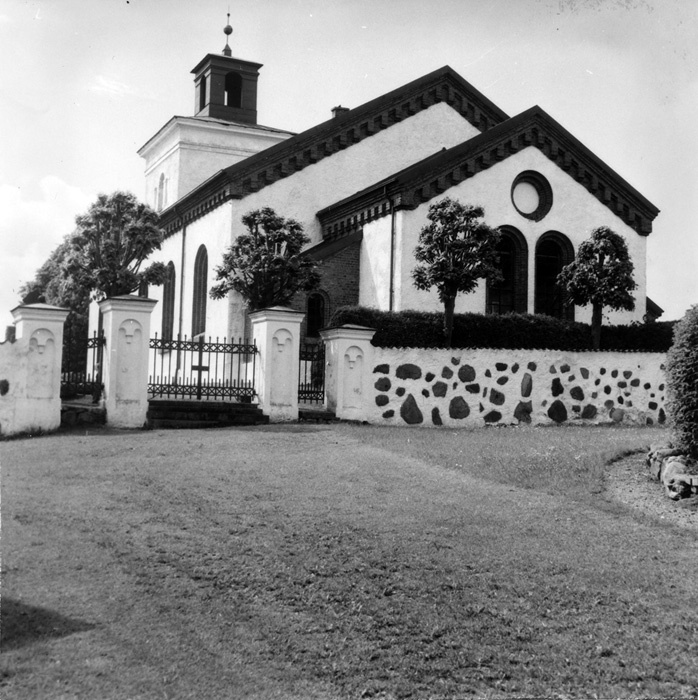 Lilla Slågarps kyrka och kyrkogårdsmur.