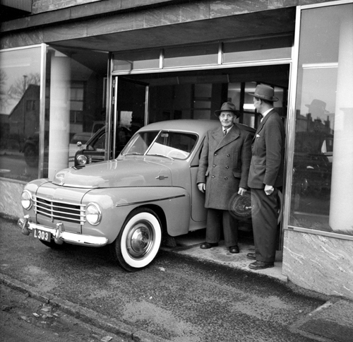 Winqvist lämnar ut en garantibil 1956