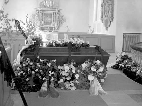 Sven Nilssons begravning kistan från sidan Arke...
