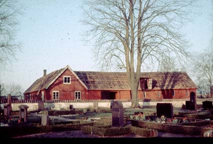 Bondgård intill kyrkogården i Vä.