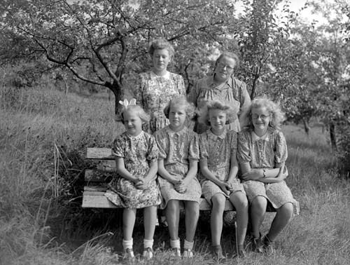 Elof Håkanssons fru och barn, Vånga.