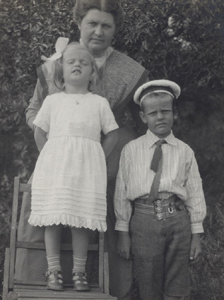 Mamma , Ingegerd och Sven Falsterbo 1912. 