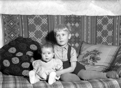 Arthur och Elsa Svenssons 2 barn. Barbro och Su...