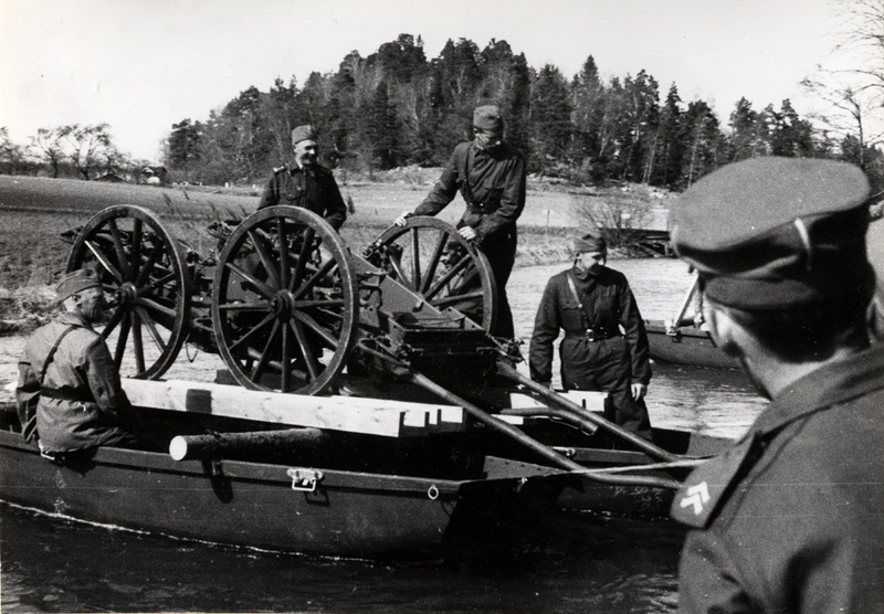 Soldater som transporterar materiel på en båt.