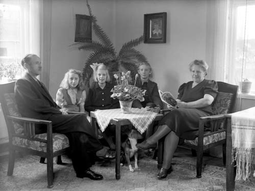 P. Moberg familjen inne o holländska Arkelstorp.