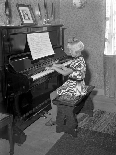 Svante Olssons minsta vid pianot Tubbarp.