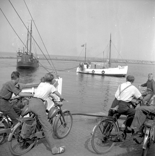 Båt  på  grund  i  hamnen  7/9  1955
