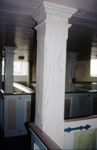 Andrarums kyrka, pelare på orgelläktare