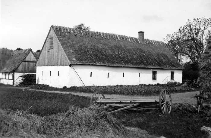 Kringbyggd korsvirkegård i Hököpinge, från 1700...