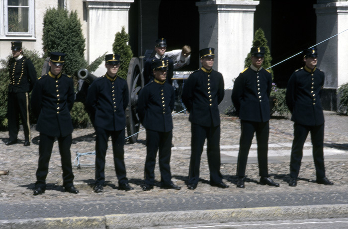 Militärer framför Stora Kronohuset.
