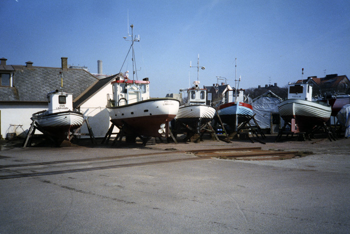 Fiskebåtar på land i Limhamns hamn.