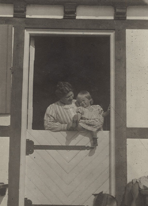 Falsterbo 1910 Agnes och Ingegerd i villans dörr.