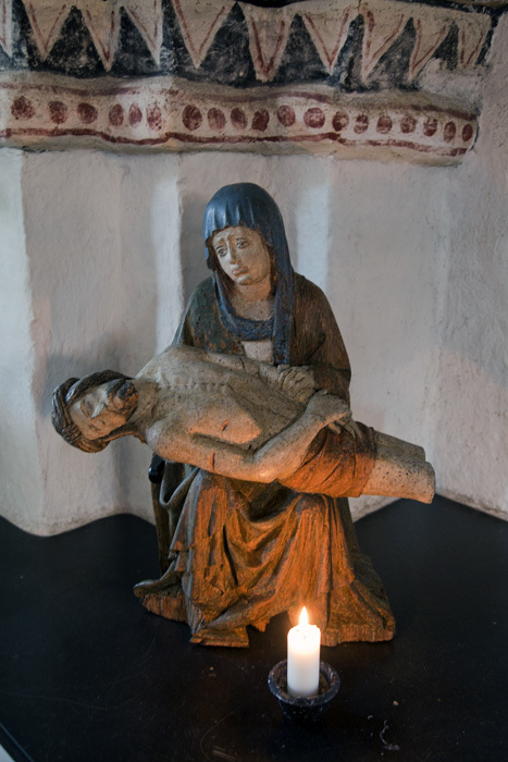 Träskulptur föreställande Maria och Jesus i Köp...